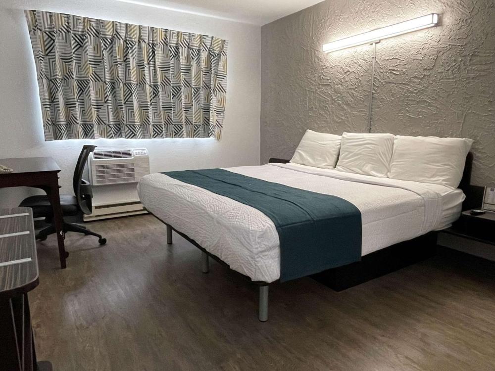 King Room - Non-Smoking interior